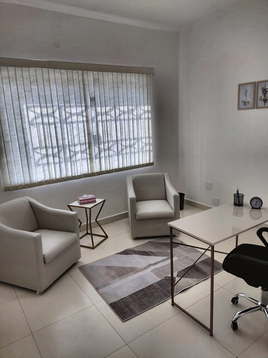 Sala de atendimento do Núcleo Ser Plural, com poltronas onde a família é recebida